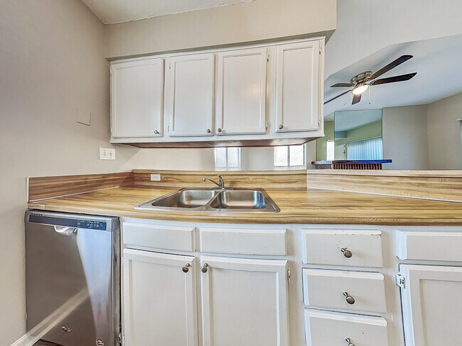 Foto del edificio - 8155 Cedar Glen Dr