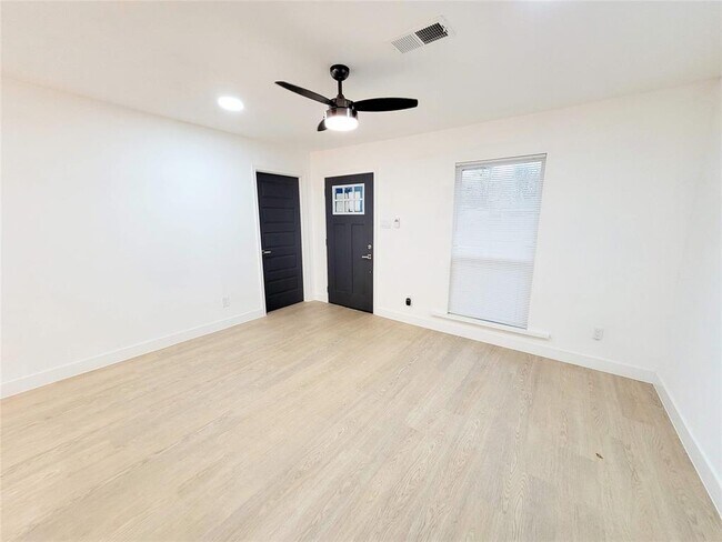 Foto del edificio - 317 W Houston Ave