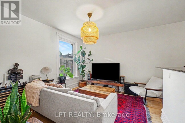 Building Photo - 475 MacLaren St