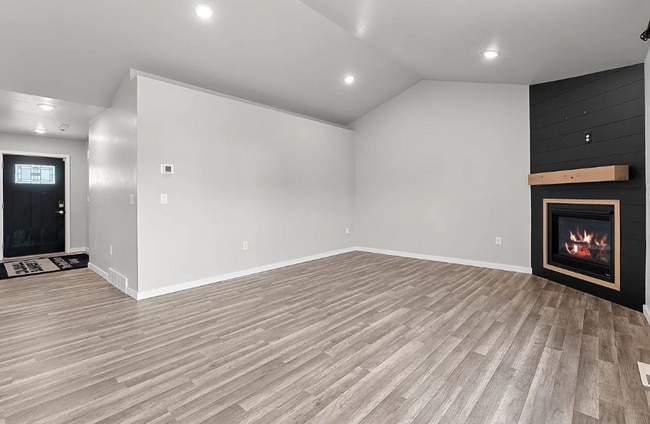 Foto del edificio - 4 Bedroom- 2.5 Bathroom New Build Duplex- Pulaski!