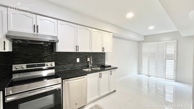 Building Photo - 655 Madame St