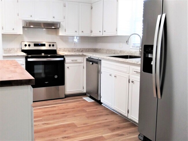 Foto del edificio - *5 Bedrooms & a Great Backyard!*  ~~~A_TRULY_FABULOUS_HOUSE~~~