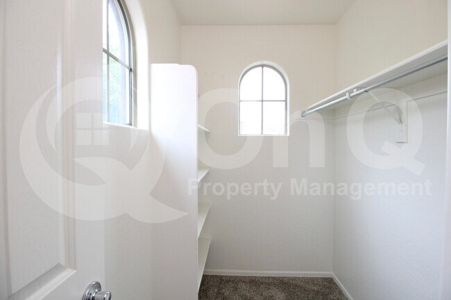 Foto del edificio - 3221 E Virgil Dr