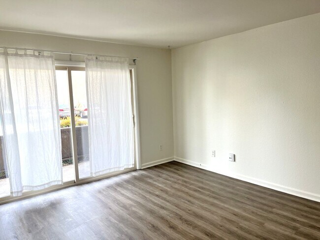 Foto del edificio - Mission Valley- Centrally Located Condo with AC, Private Patio and Parking.
