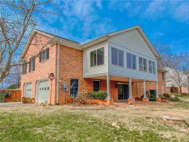Building Photo - 255 Starritt Ln
