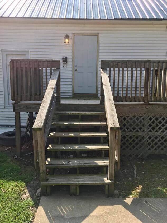 1010 S Steel St Unit Upper, Robinson, IL 62454 Apartments in Robinson