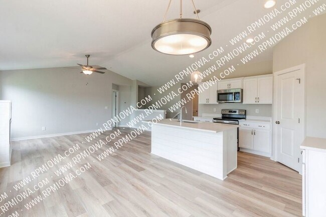 Building Photo - CORNER LOT!! 3 Bed, 2 Bath Home in Huxley