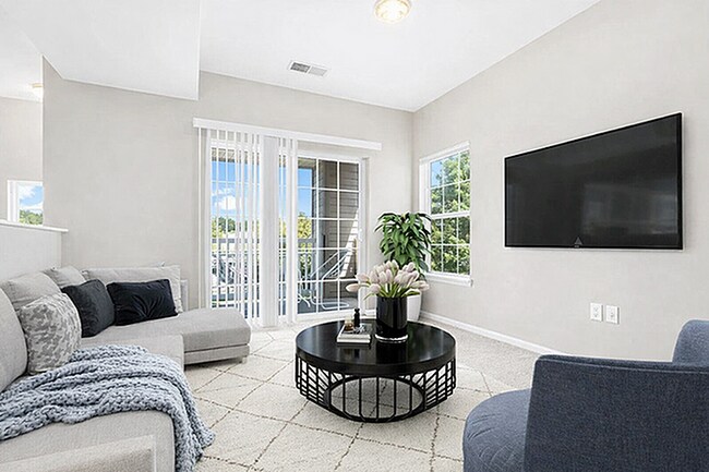 Sala de estar con balcón privado en 43 North en Grand Haven - 43 North