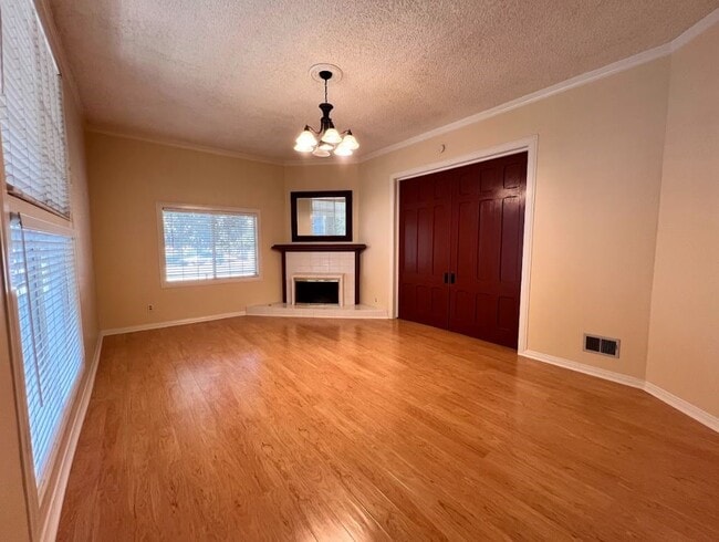 Foto del edificio - 447 N Raymond Ave