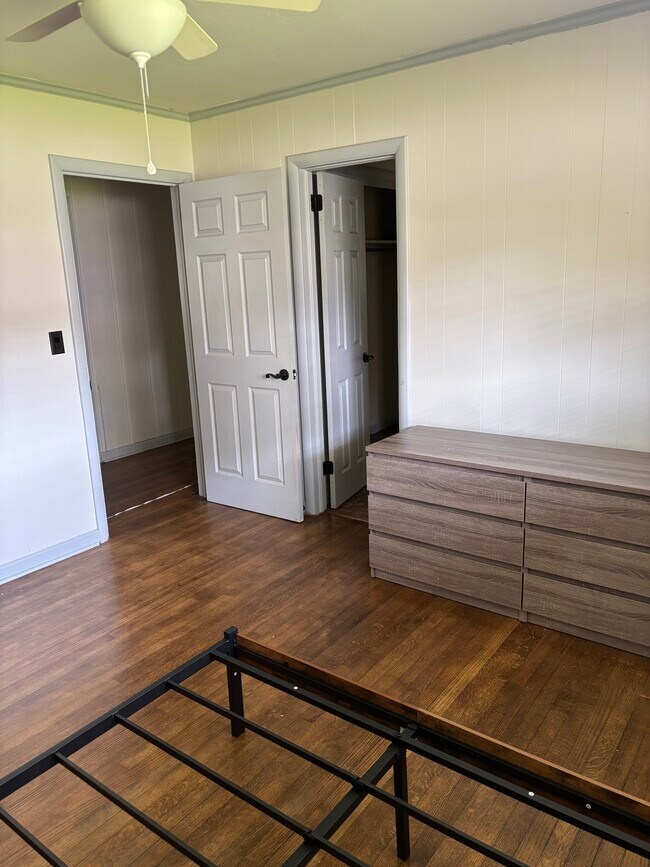 Habitación privada totalmente amueblada cerca de la Universidad Estatal de Mississippi. Cada habitación incluye una cama de tamaño completo. - 905 Louisville St