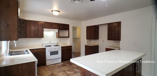 Building Photo - Cute 3 + 2 in Palmdale