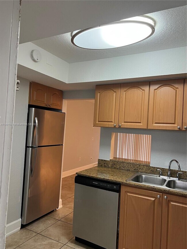 Building Photo - 7713 N Kendall Dr