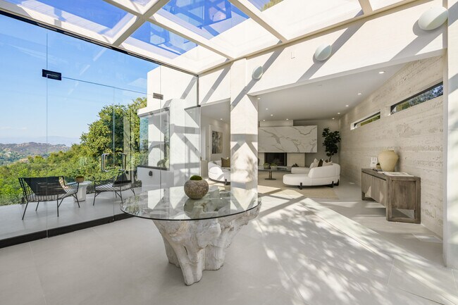 Foto del edificio - 8896 Lookout Mountain Ave