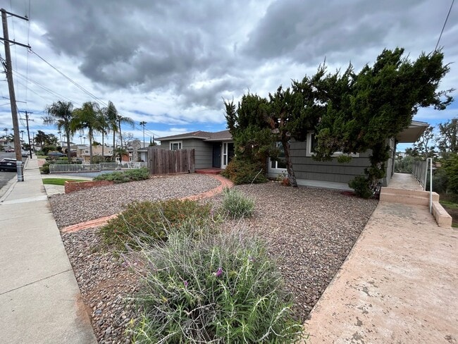 Building Photo - 5 Bedroom, 3 Bath in College Area!!