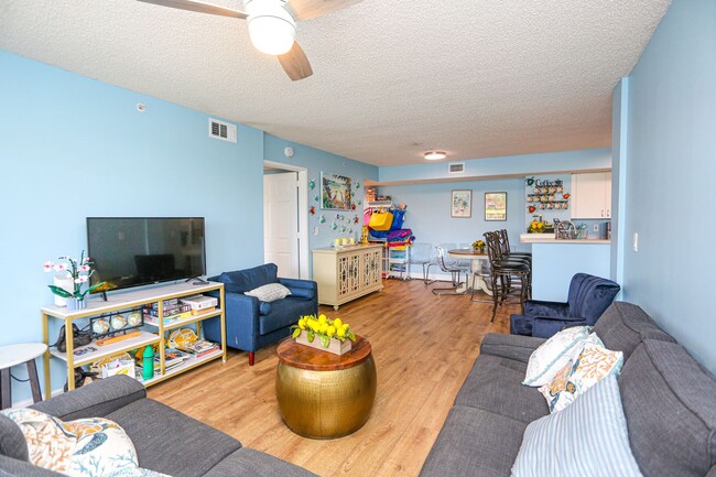 Building Photo - *** NAPOLI LUXURY CONDO *** 2 BEDROOM NICE...
