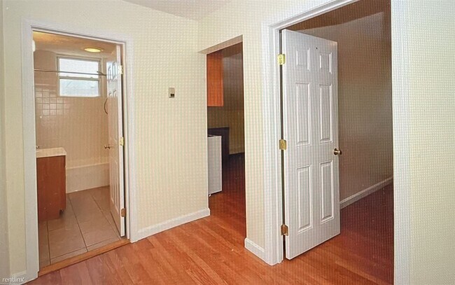 Foto del edificio - 1 br, 1 bath Duplex - 234 Beckwith Street 2