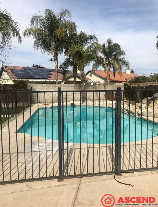 Foto del edificio - Stunning 3BD/2BA Home in Bakersfield's 93313 — Pool, 3-Car Garage, Gardener & Pool Service Included!