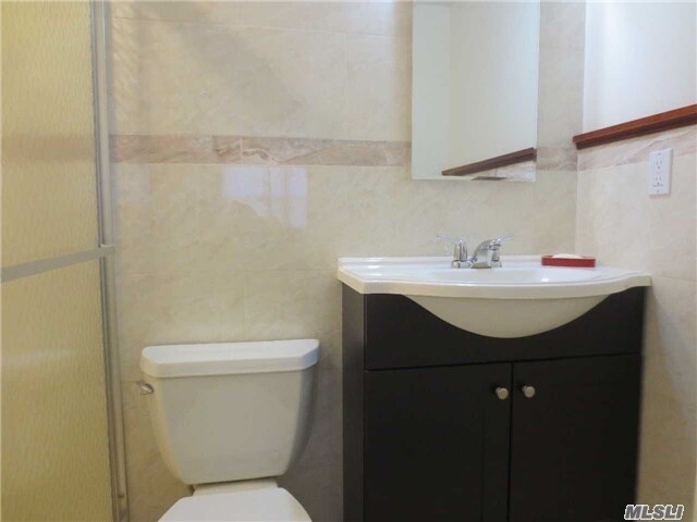 Foto del edificio - 69-18 242nd St