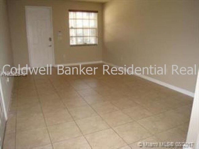 Building Photo - Large 2 story townhome in Tuscany Villas.