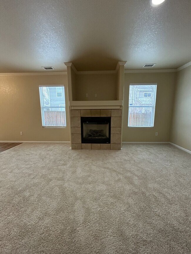 Building Photo - Large 3 Bedroom House in Thornton