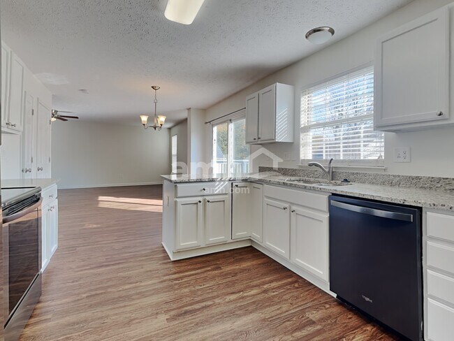 Foto del edificio - 922 Whispering Pine Way