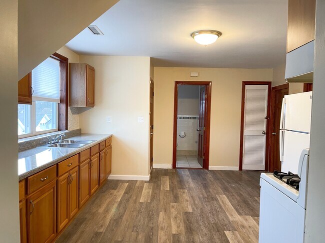 Building Photo - 395 Waterman Ave