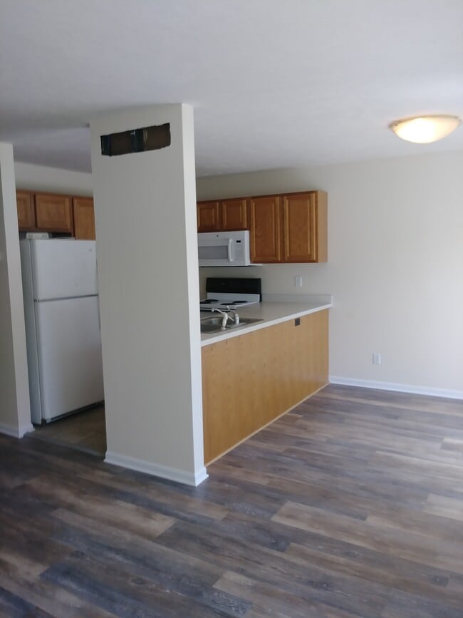 Building Photo - 635 Renker Rd
