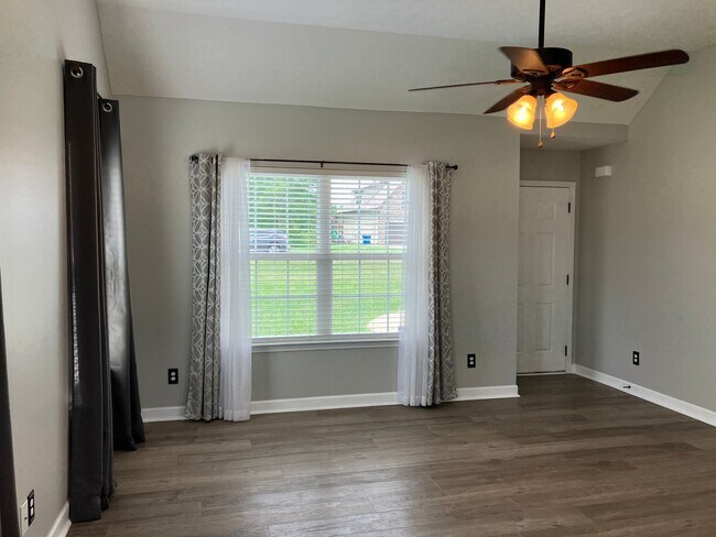 Building Photo - Spacious Home Centrally Located