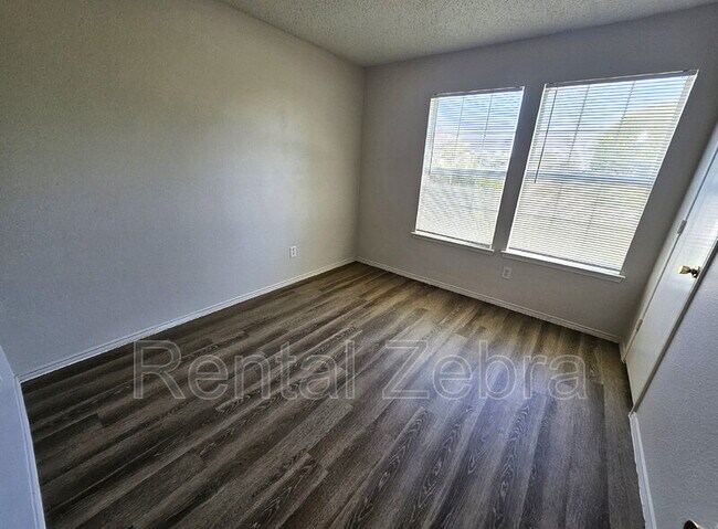 Building Photo - 2841 McKenzie Ln