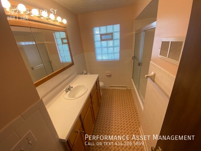 Building Photo - BEAUTIFUL 3 BEDROOM 2 BATH