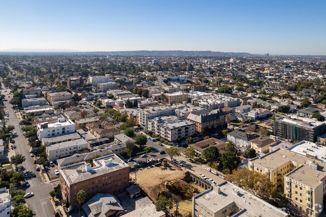 Foto aérea - 823-825 S Gramercy Pl