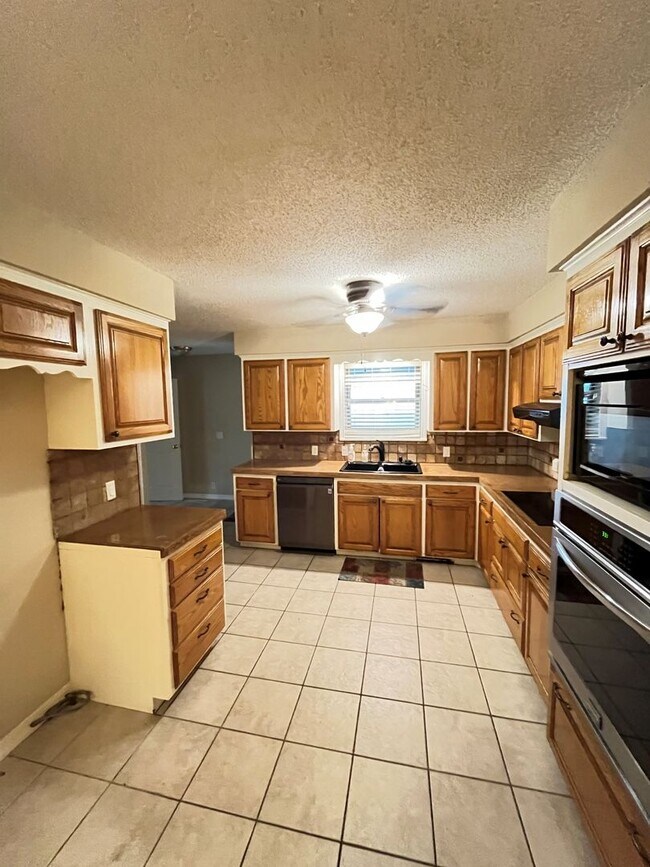 Building Photo - 3 bedroom 1. 5 bath home in Rogers / fence...