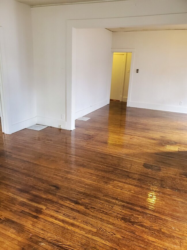 Building Photo - Cozy 3-Bedroom Home with Garage - Great Va...