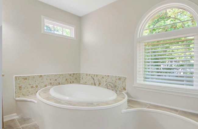Foto del edificio - 7413 Laketree Dr