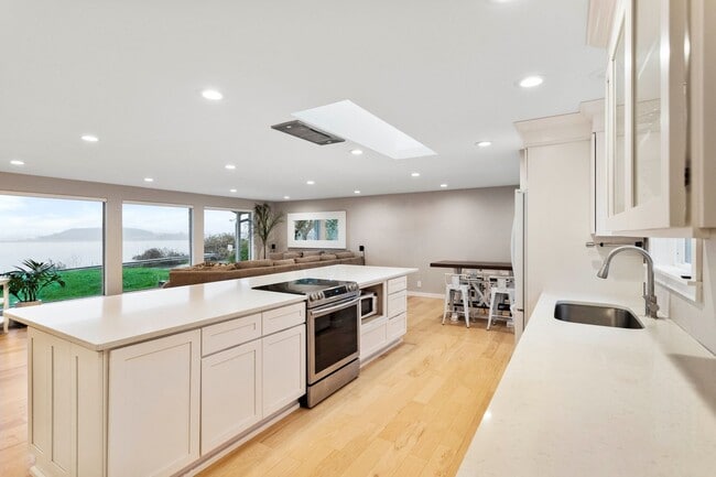 Building Photo - Spectacular View - 3bd/2ba - Custom Remodel - Group and Pet Friendly