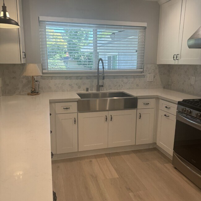 Building Photo - Remodeled top to bottom