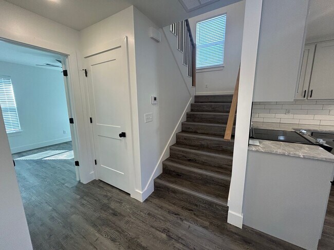 Foto del edificio - PRE-LEASING Newer 2 story home near Downtown Fayetteville