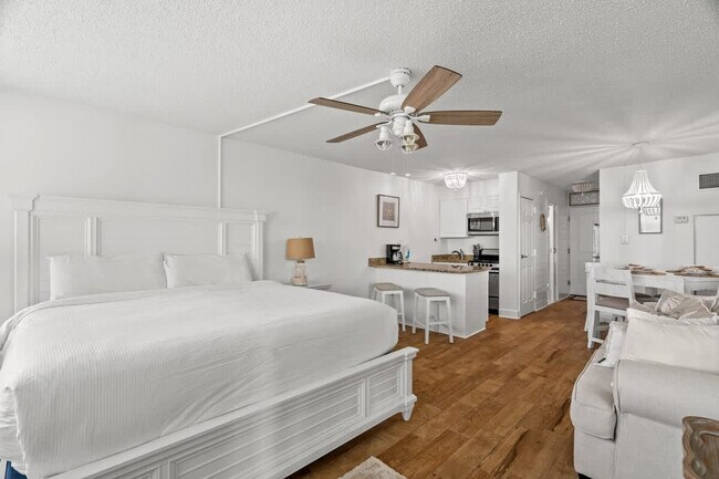 Building Photo - 8817 S Thomas Dr