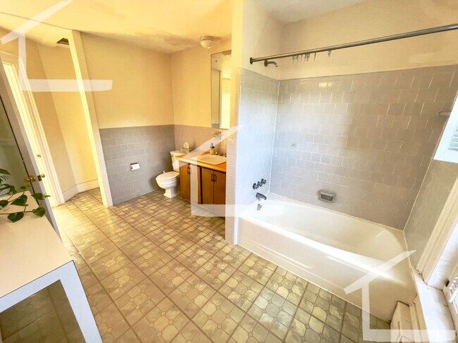 Building Photo - Charming 3 Bedroom-No Broker Fee