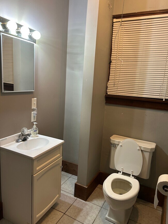 Foto del edificio - 217 E 2nd St