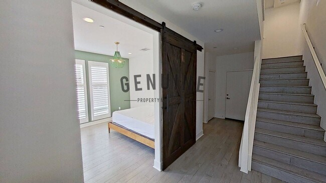 Foto del edificio - Beautifully Furnished 3Bd 3.5Ba Condo in Costa Mesa