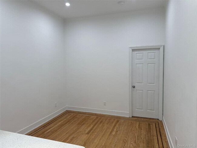 Foto del edificio - 238-03 Braddock Ave