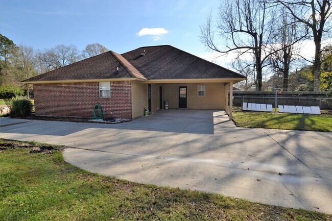 Foto del edificio - Beautifully remodeled! 3 Bedroom 2 Bath Home in Denham Springs