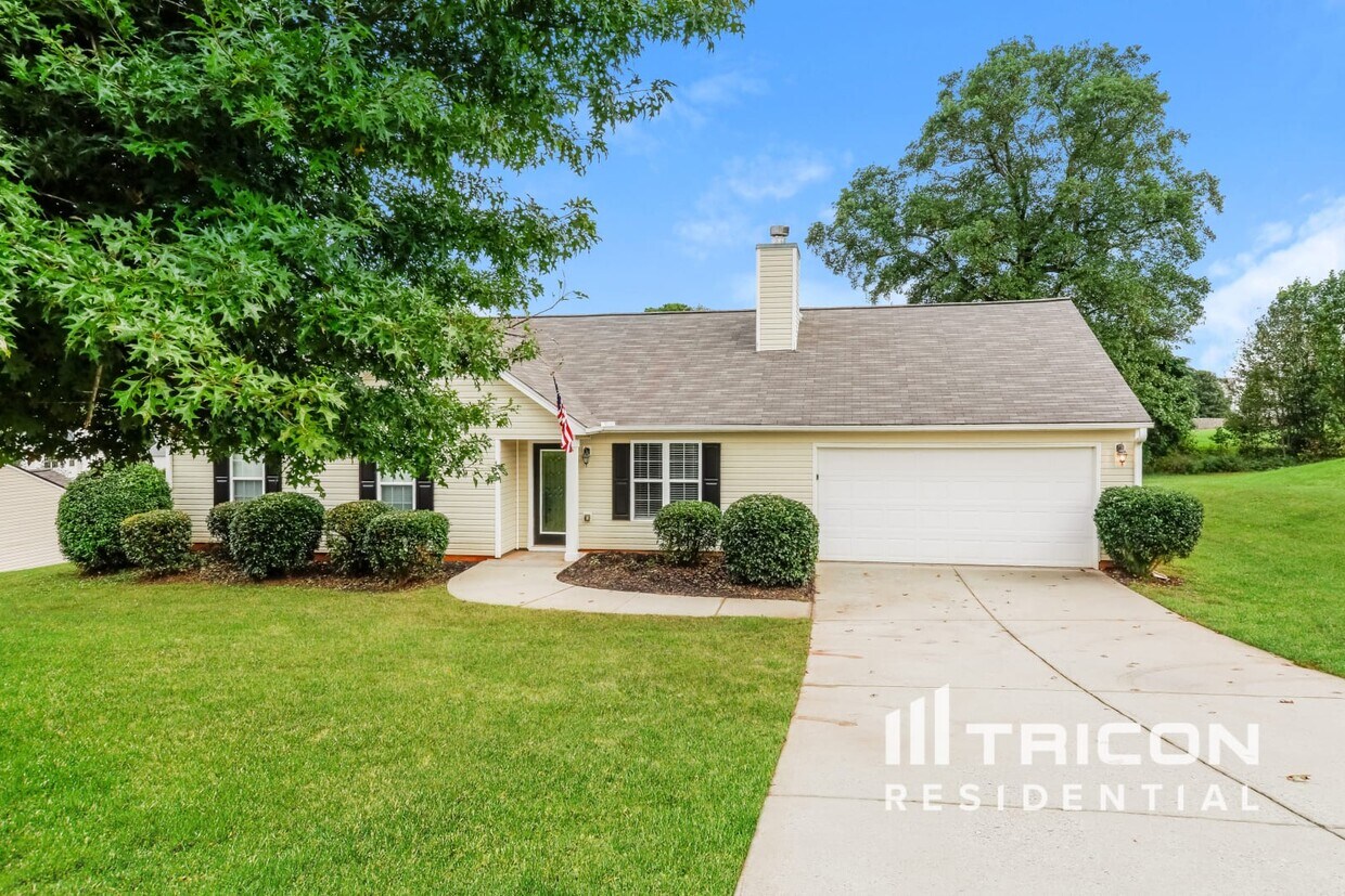 Foto principal - 347 Royal Oaks Dr