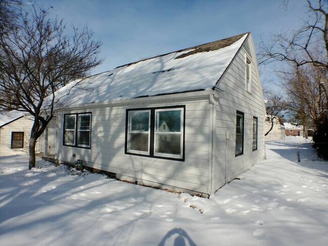 Building Photo - Cozy 3 bedrooms and 1 bath with vanity off S Crystal Ave in sought area off W 23rd St Independenc...