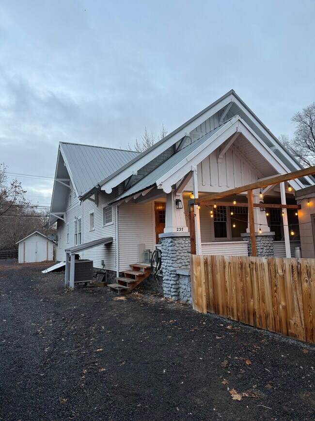 Foto del edificio - 237 Basin St SW