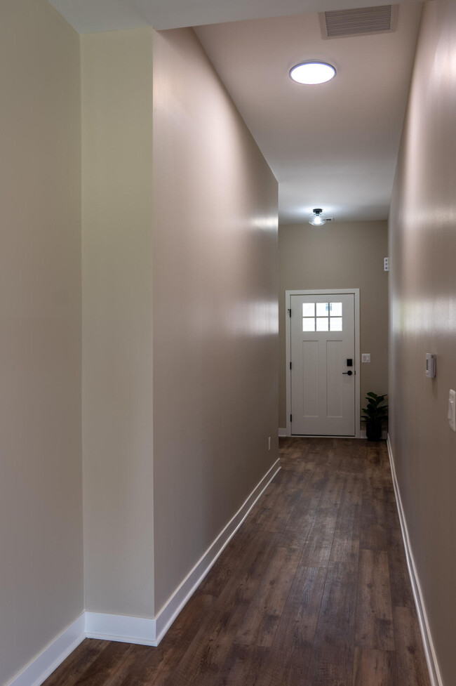 Building Photo - 8440 Oak Shade Ct