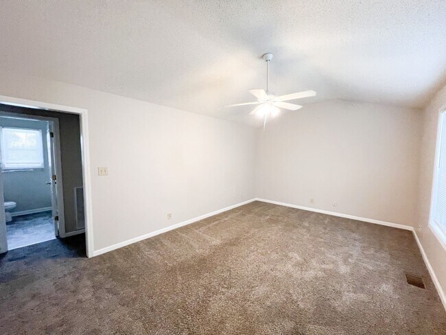 Foto del edificio - 2 Bedroom 1 Bathroom Home with large backyard
