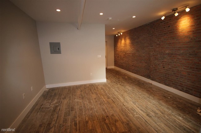 Building Photo - 203 Scholes St