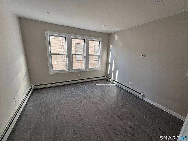 Foto del edificio - 84 Waldorf Ave